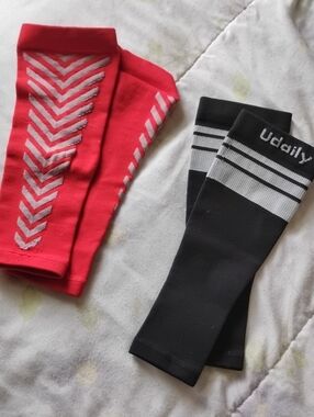 Women’s Athletic Calf Footless Compression Socks. 2 Pair— Black and Red (Pair)